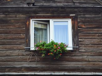 ПВХ окно в деревянном доме