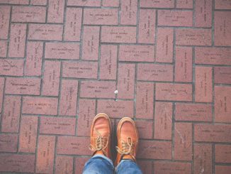 Ноги на тротуарной плитки